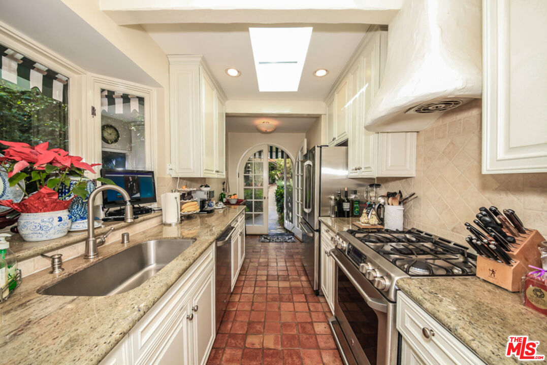 1367 N BEVERLY DR