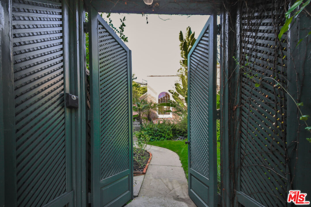 1367 N BEVERLY DR