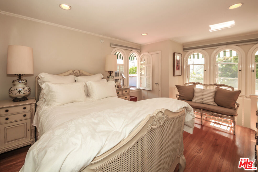 1367 N BEVERLY DR