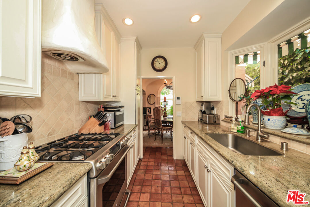 1367 N BEVERLY DR