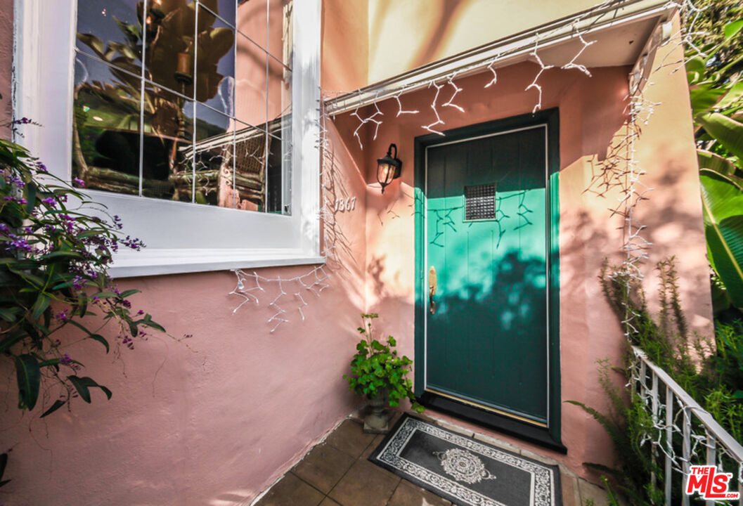 1367 N BEVERLY DR