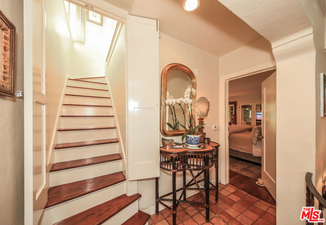 1367 N BEVERLY DR