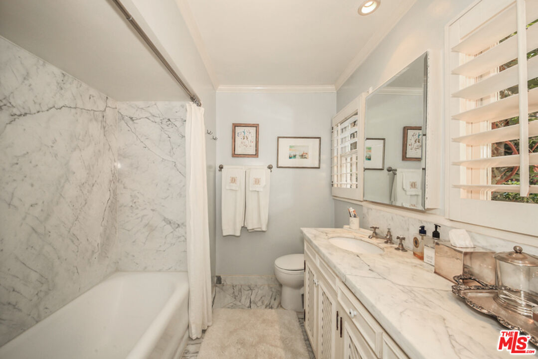 1367 N BEVERLY DR