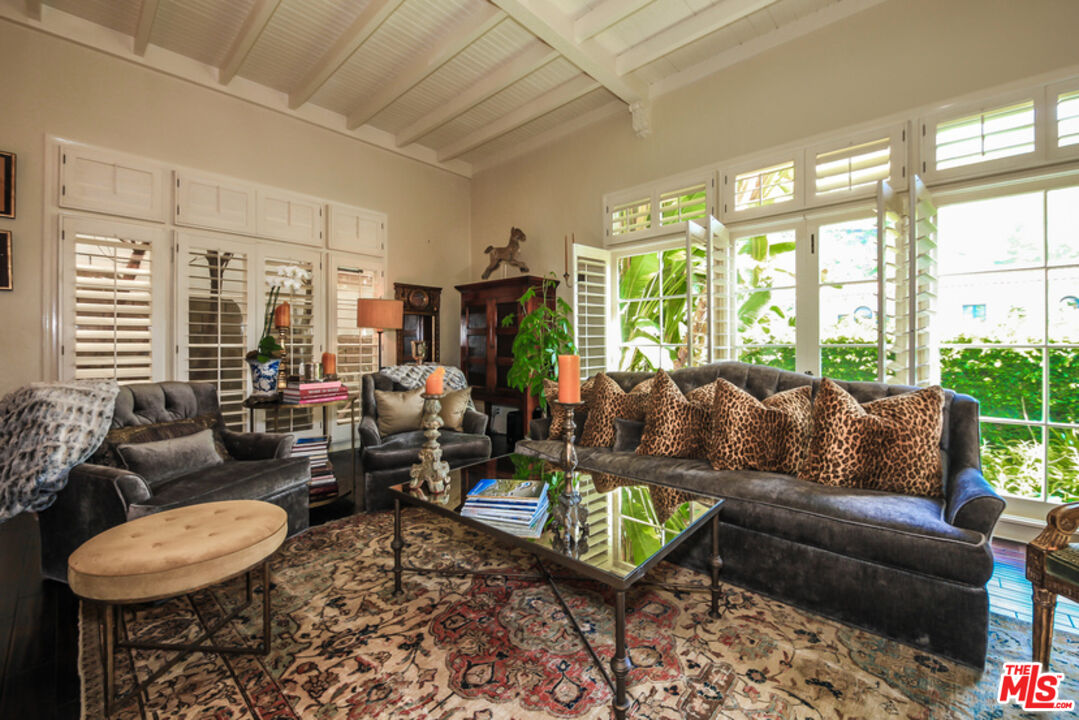 1367 N BEVERLY DR