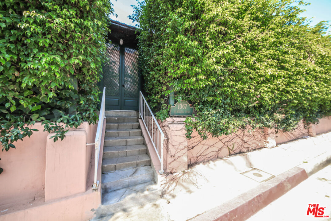 1367 N BEVERLY DR
