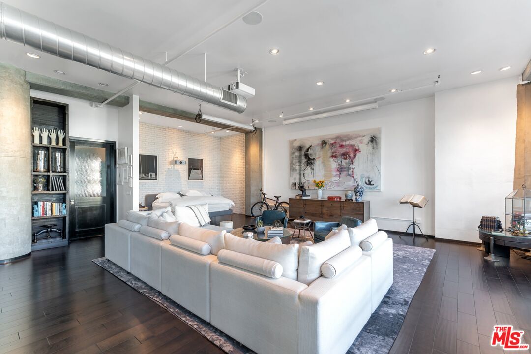 1645 Vine St Unit: 409