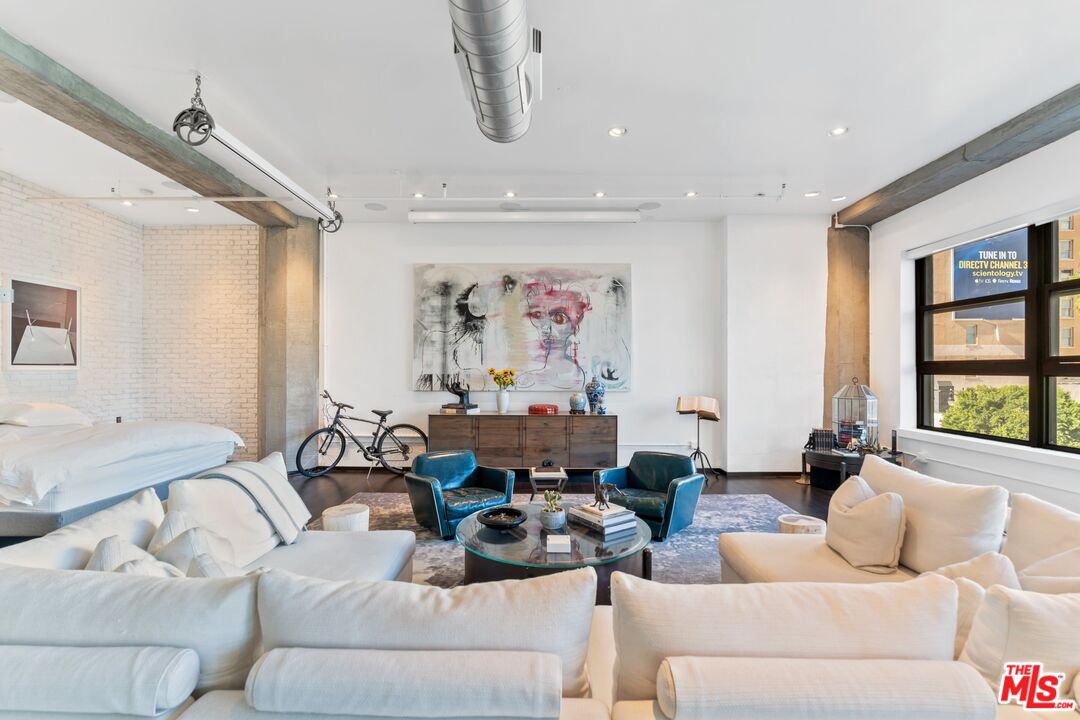 1645 Vine St Unit: 409