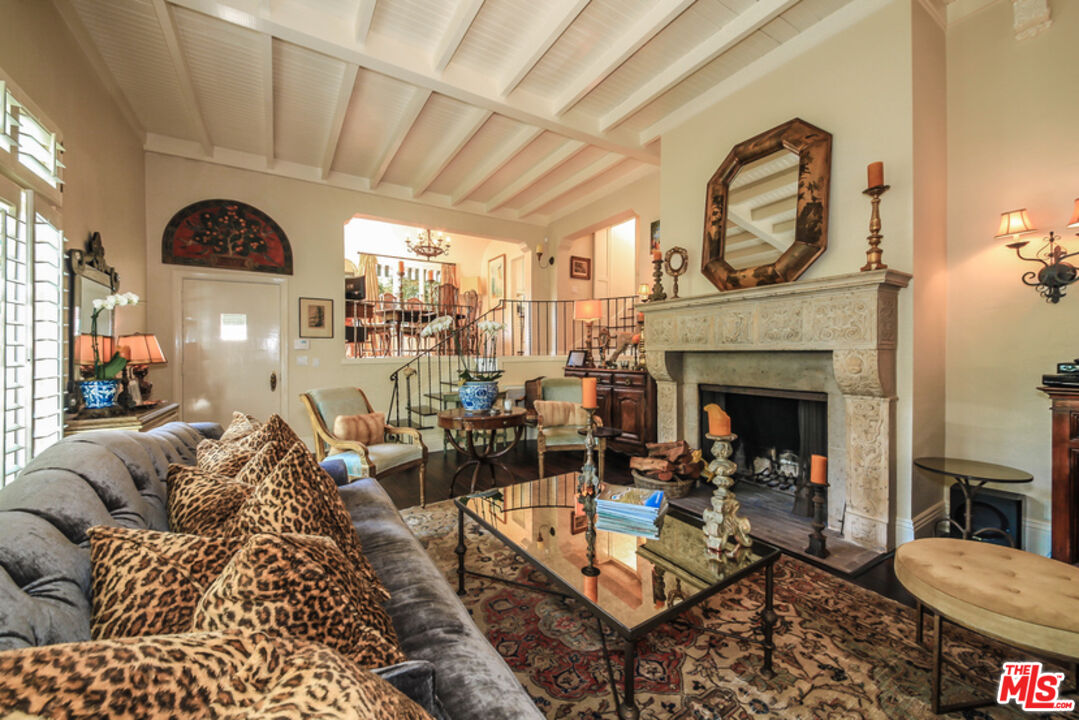 1367 N BEVERLY DR