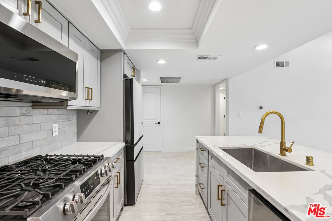 2700 Cahuenga Blvd Unit: E 4313