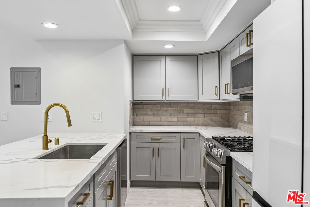 2700 Cahuenga Blvd Unit: E 4313
