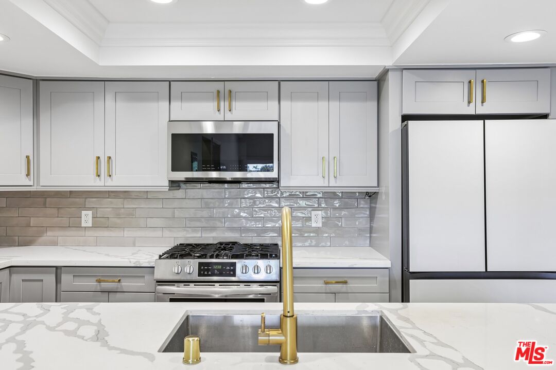 2700 Cahuenga Blvd Unit: E 4313