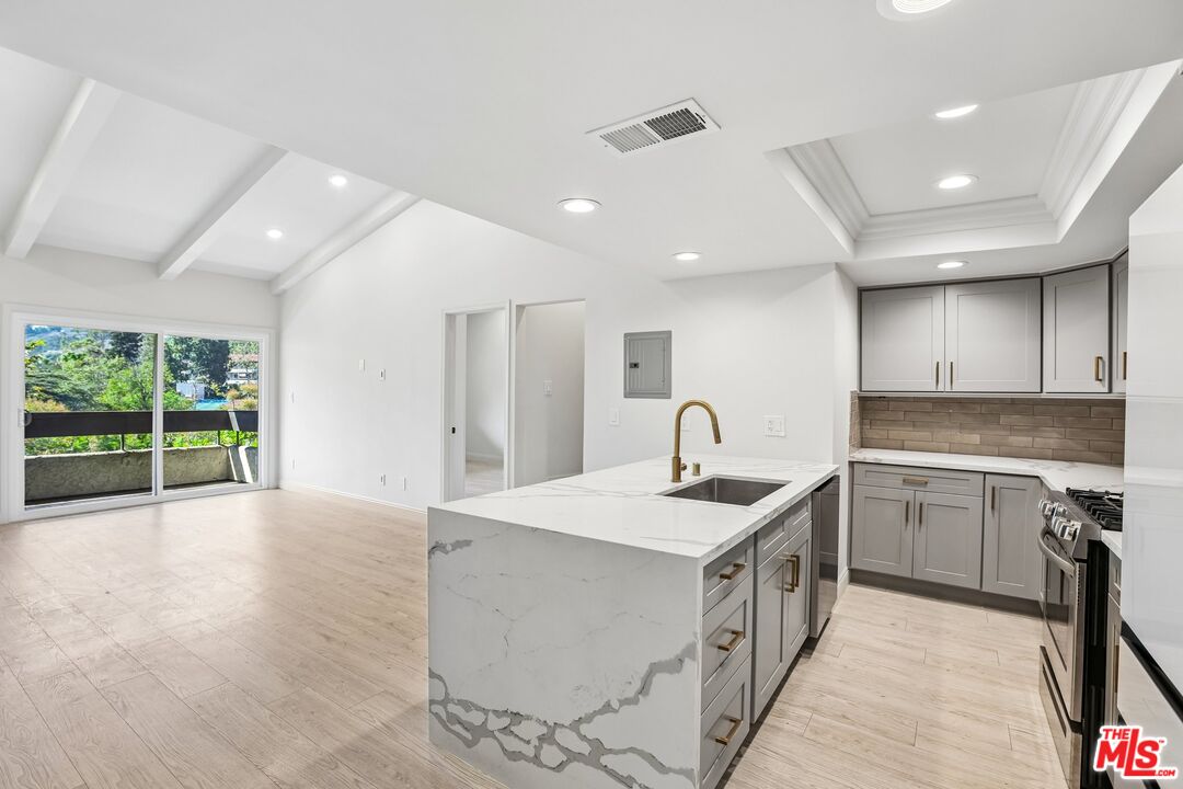 2700 Cahuenga Blvd Unit: E 4313