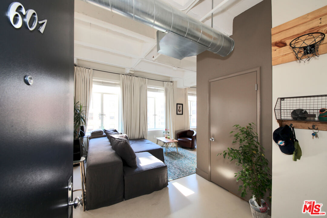 6253 HOLLYWOOD BLVD Unit: 601
