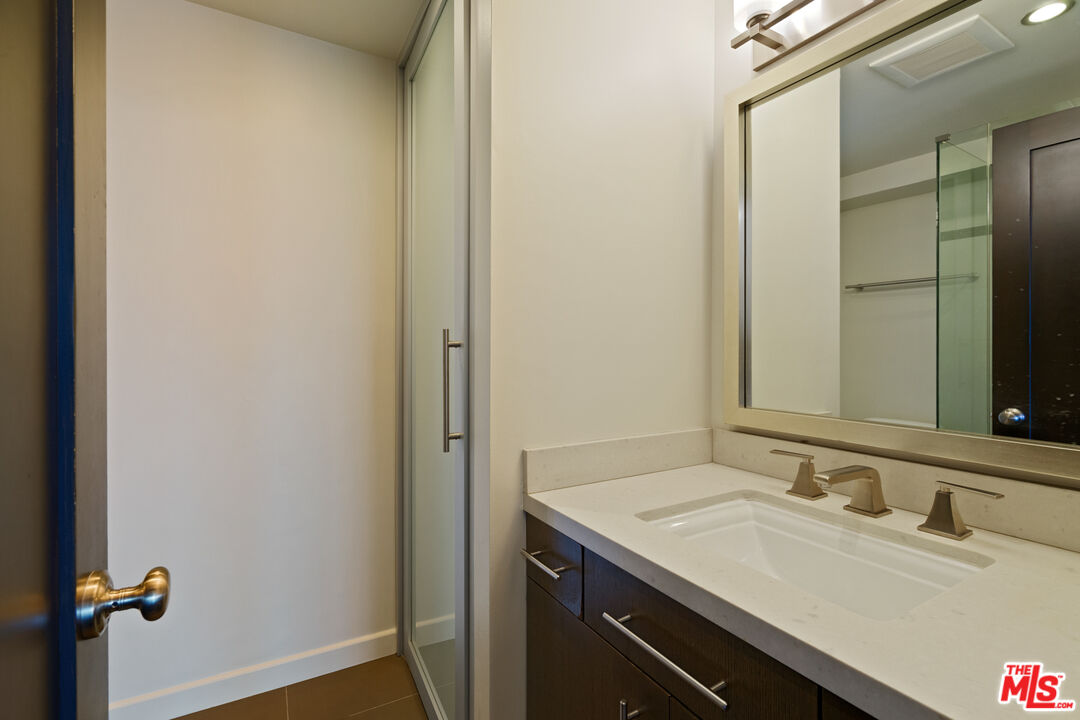 7135 Hollywood Blvd Unit: 402
