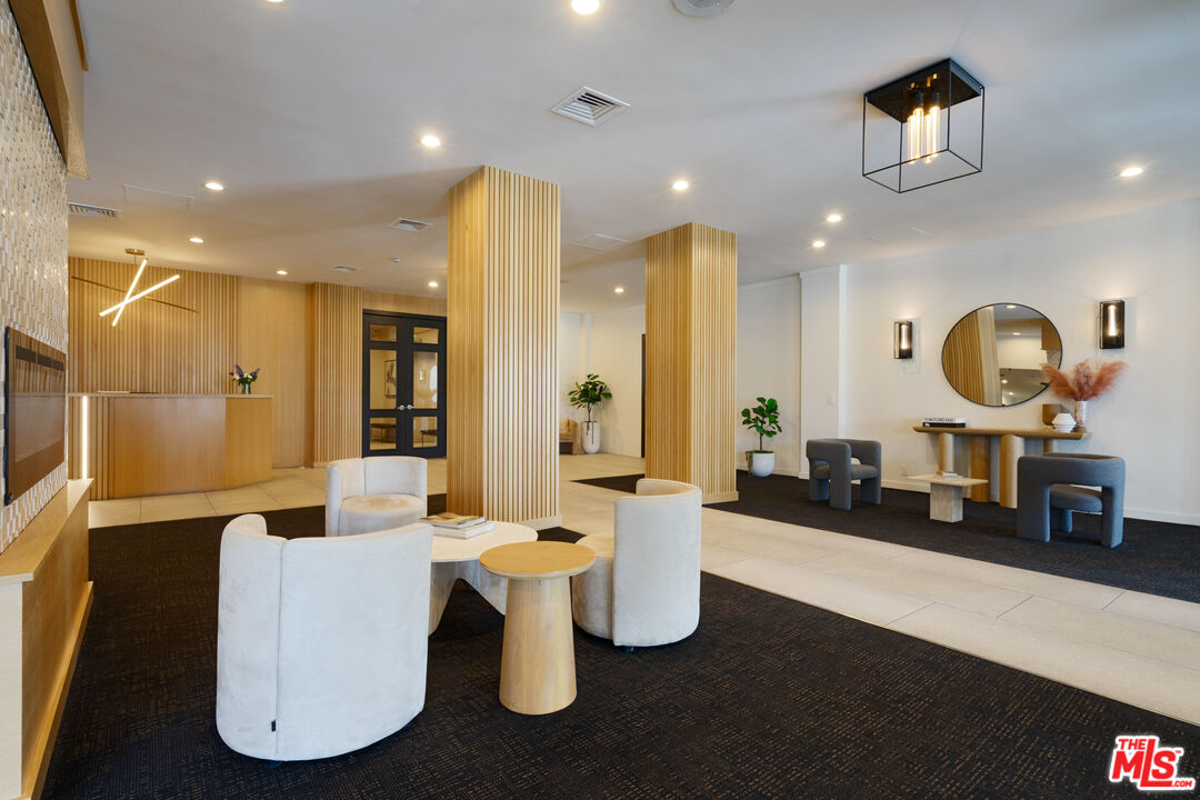 7135 Hollywood Blvd Unit: 402