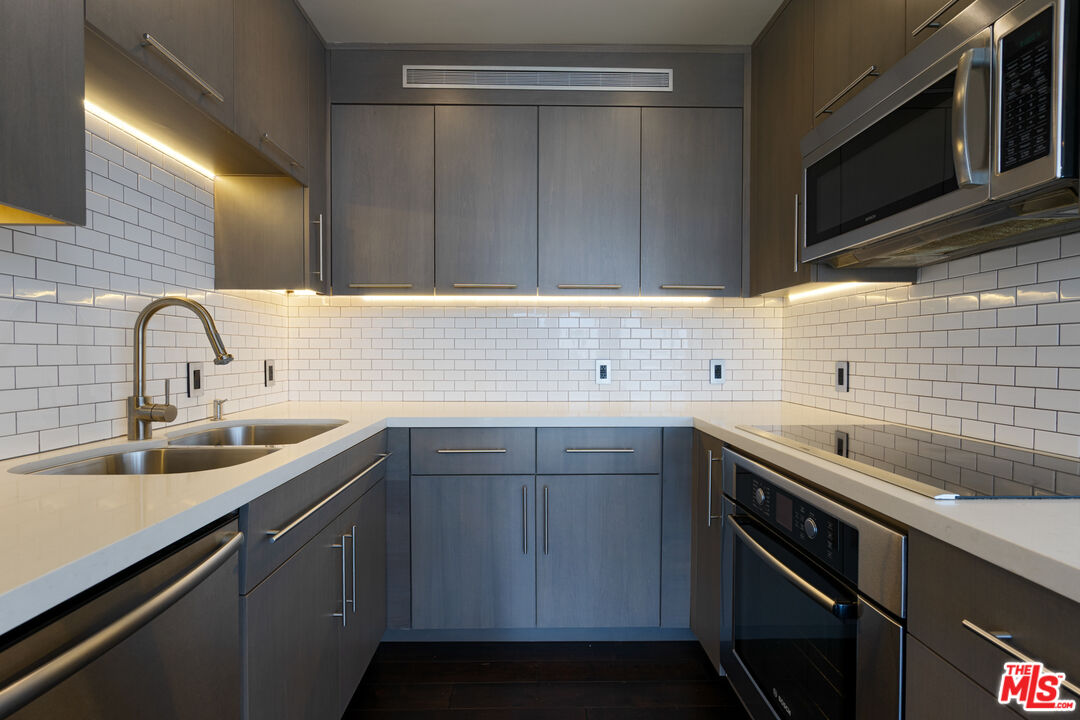 7135 Hollywood Blvd Unit: 402