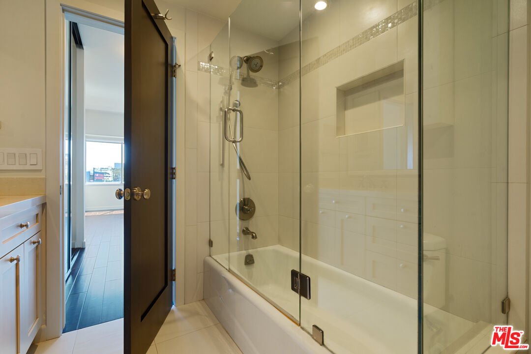 7135 Hollywood Blvd Unit: 402