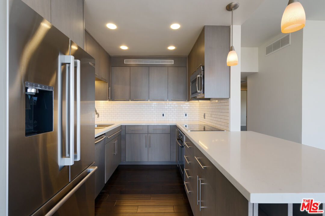 7135 Hollywood Blvd Unit: 402