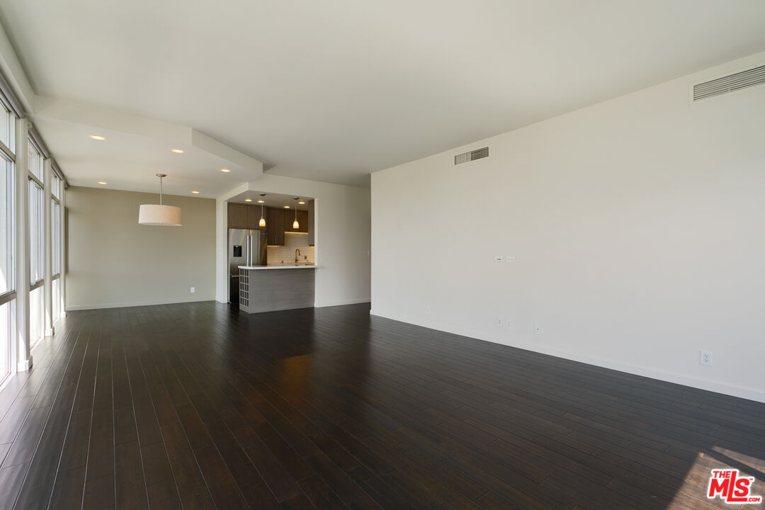 7135 Hollywood Blvd Unit: 402