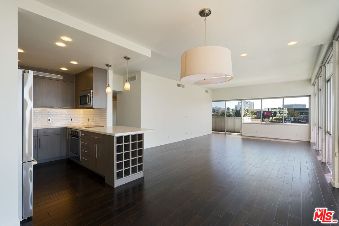 7135 Hollywood Blvd Unit: 402