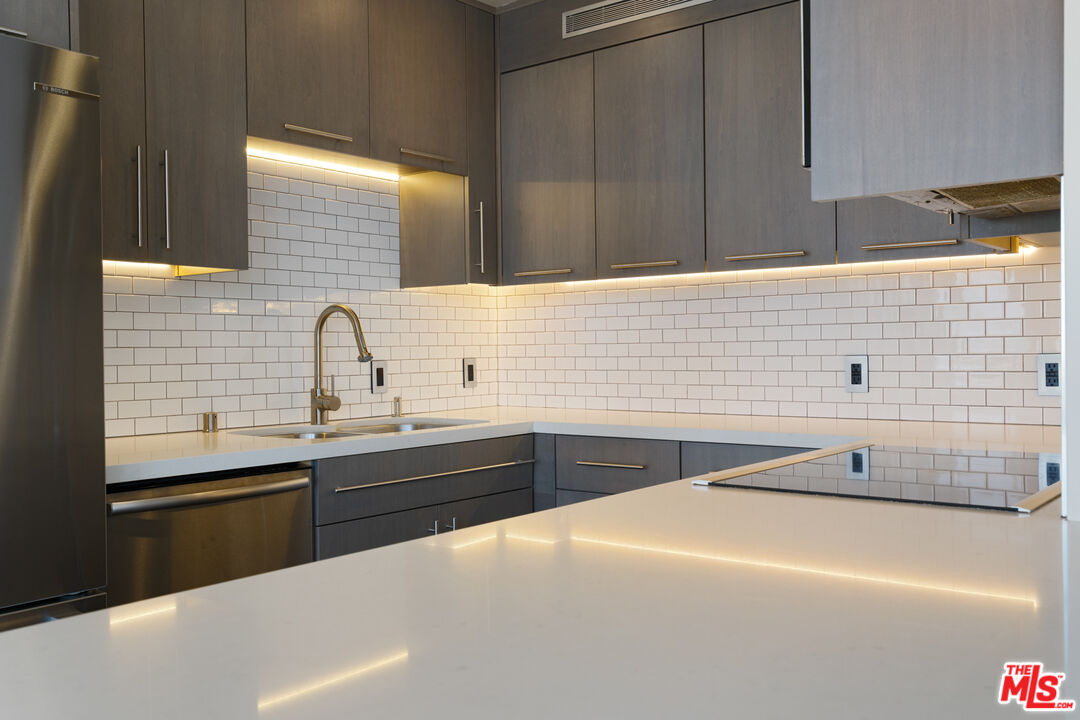7135 Hollywood Blvd Unit: 402