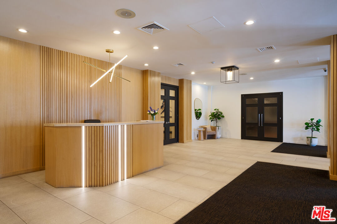 7135 Hollywood Blvd Unit: 402