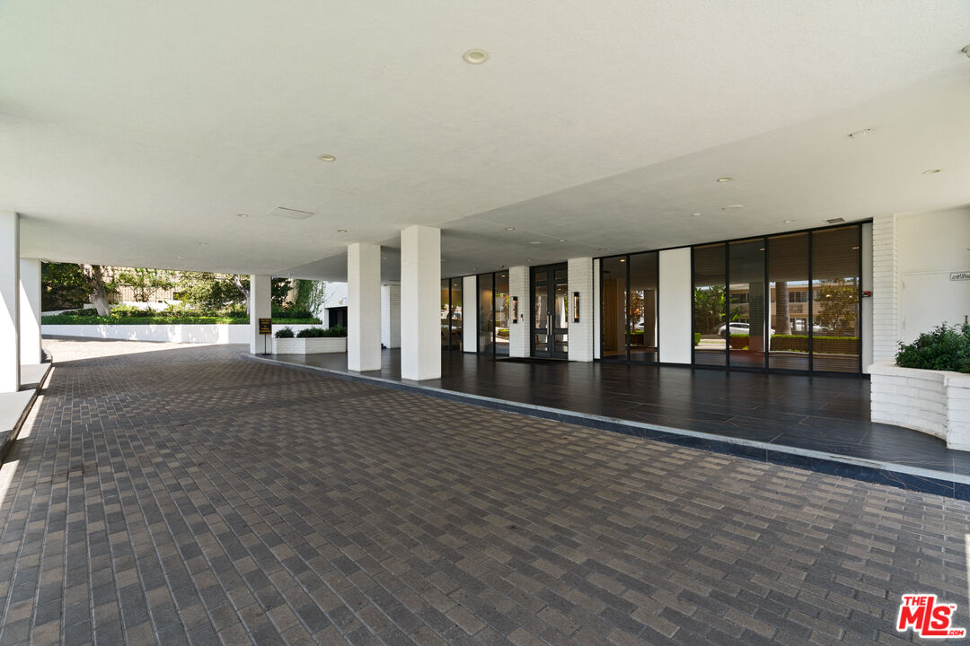7135 Hollywood Blvd Unit: 402