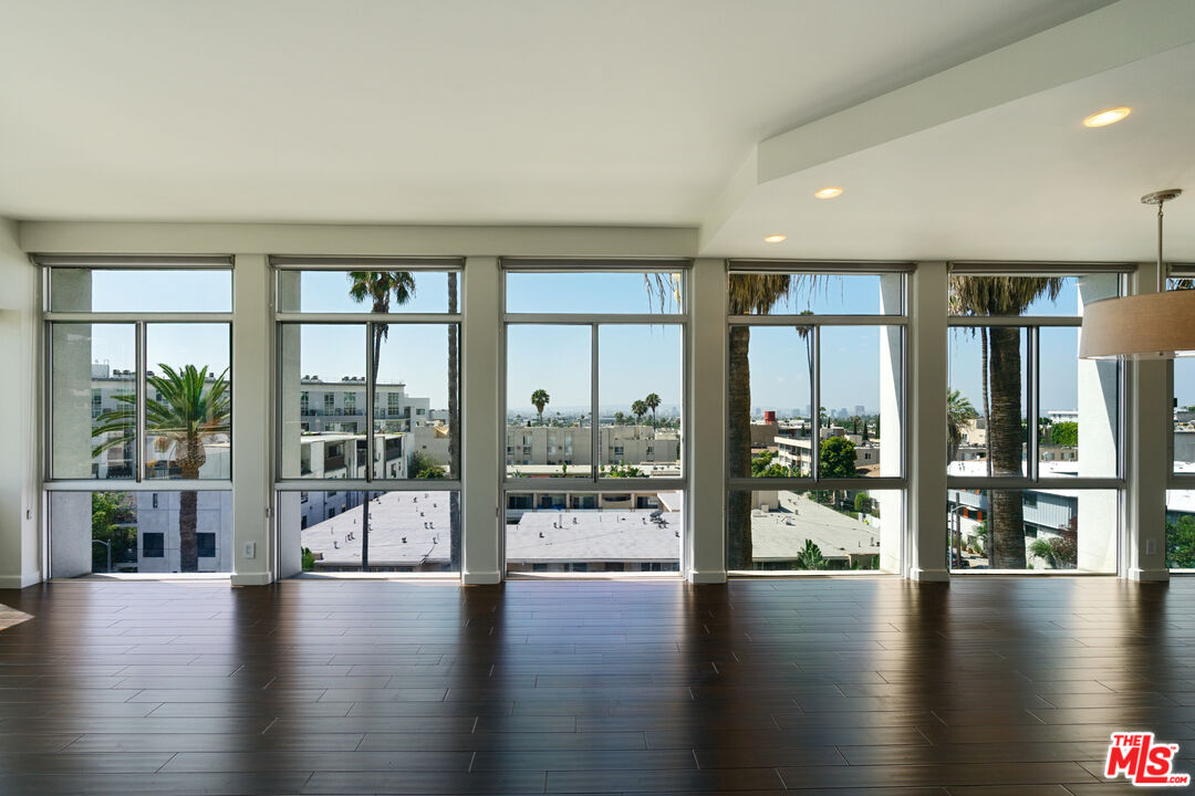 7135 Hollywood Blvd Unit: 402