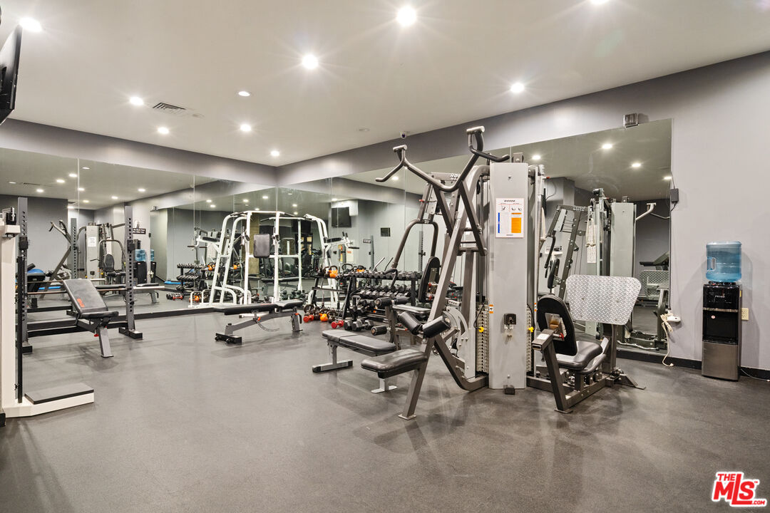 7135 Hollywood Blvd Unit: 402
