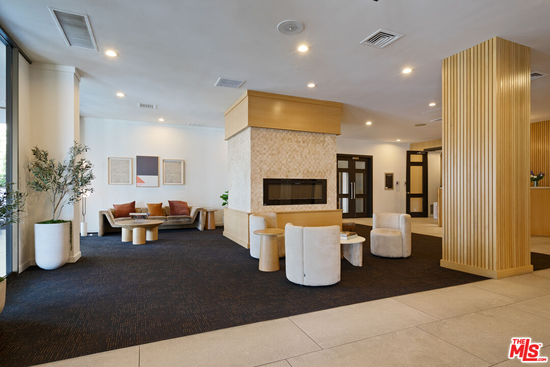 7135 Hollywood Blvd Unit: 402