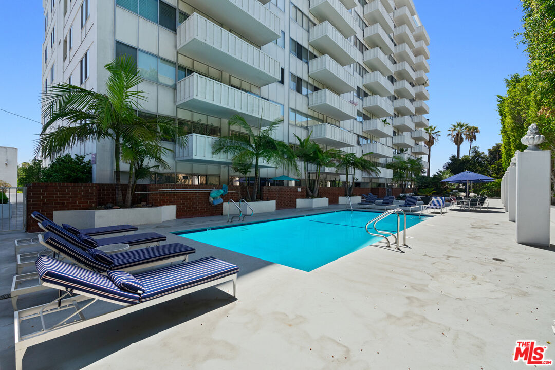 7135 Hollywood Blvd Unit: 402