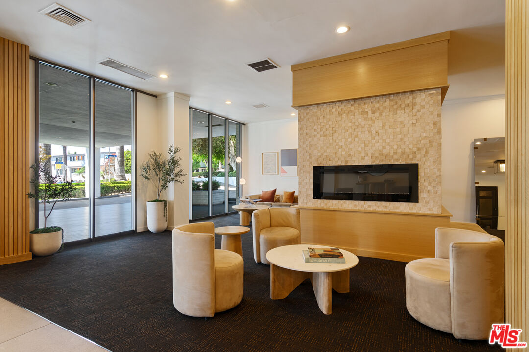 7135 Hollywood Blvd Unit: 402