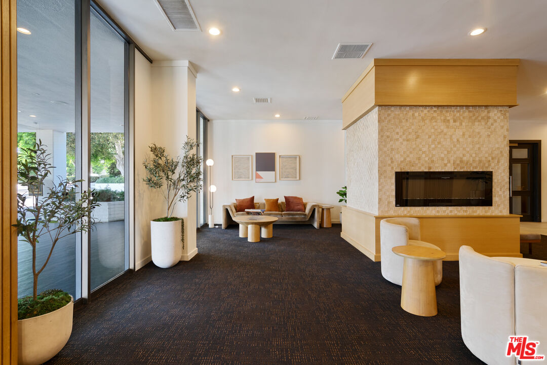 7135 Hollywood Blvd Unit: 402