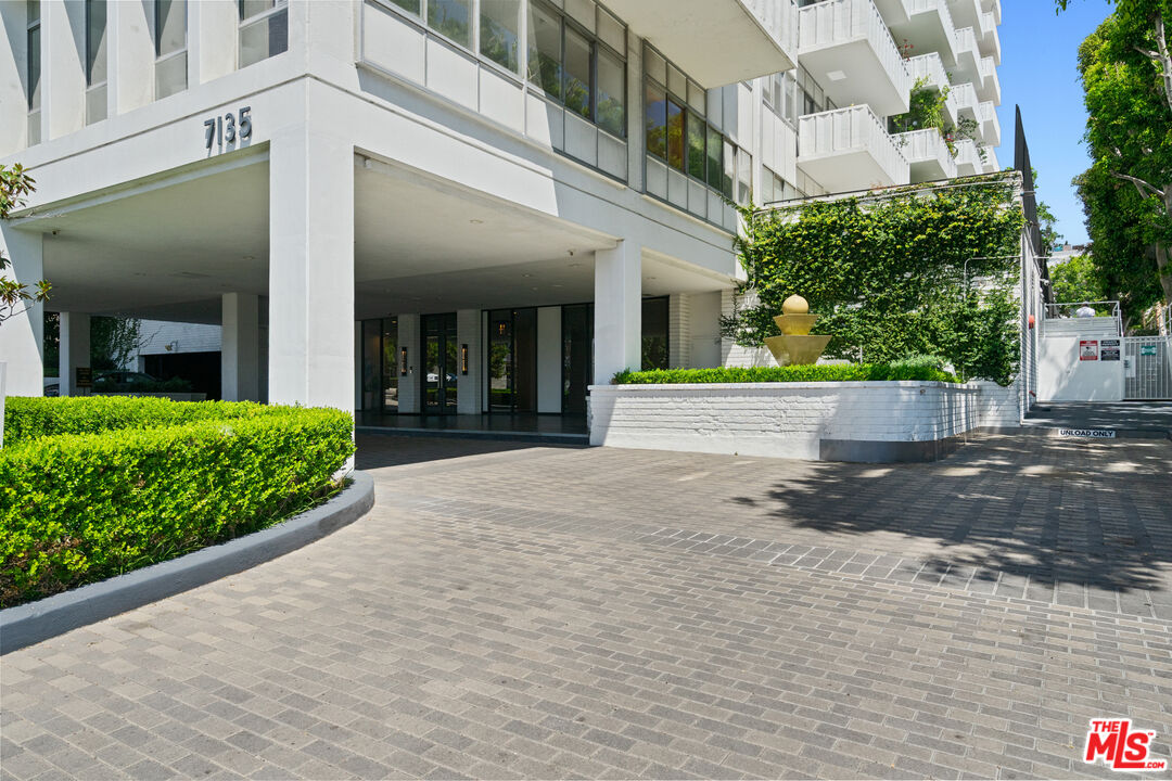 7135 Hollywood Blvd Unit: 402