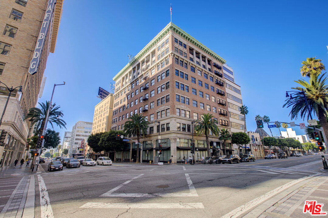 1645 N Vine St Unit: 911