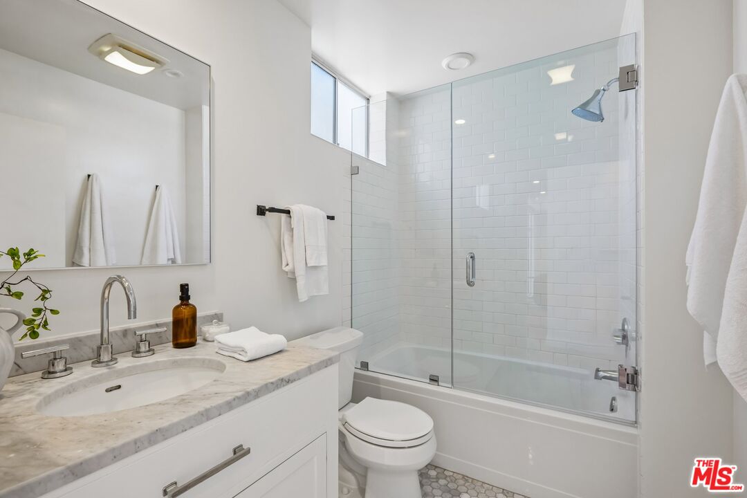 5806 Waring Ave Unit: 7