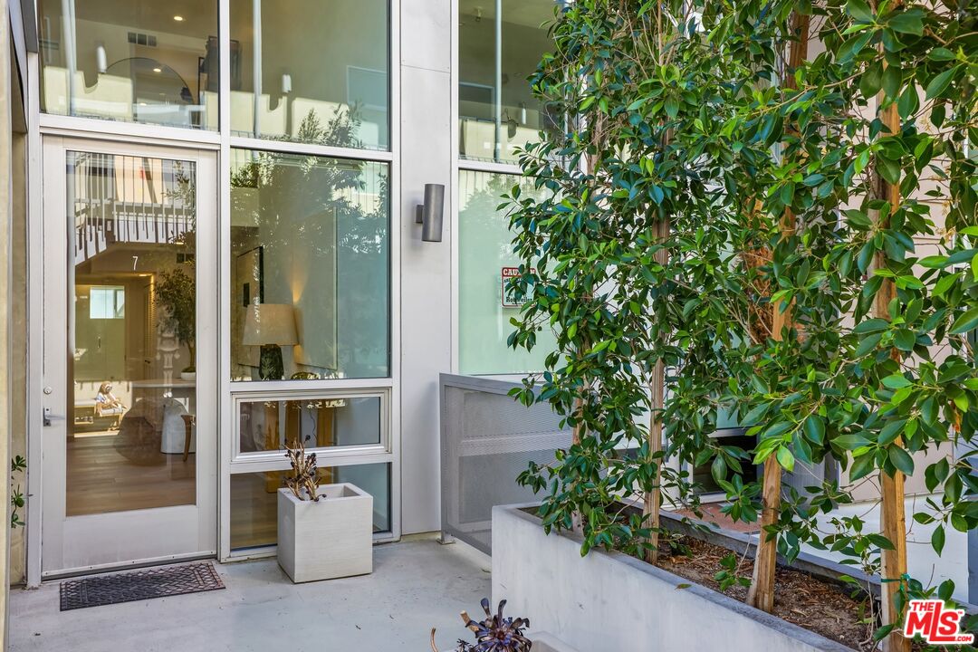 5806 Waring Ave Unit: 7