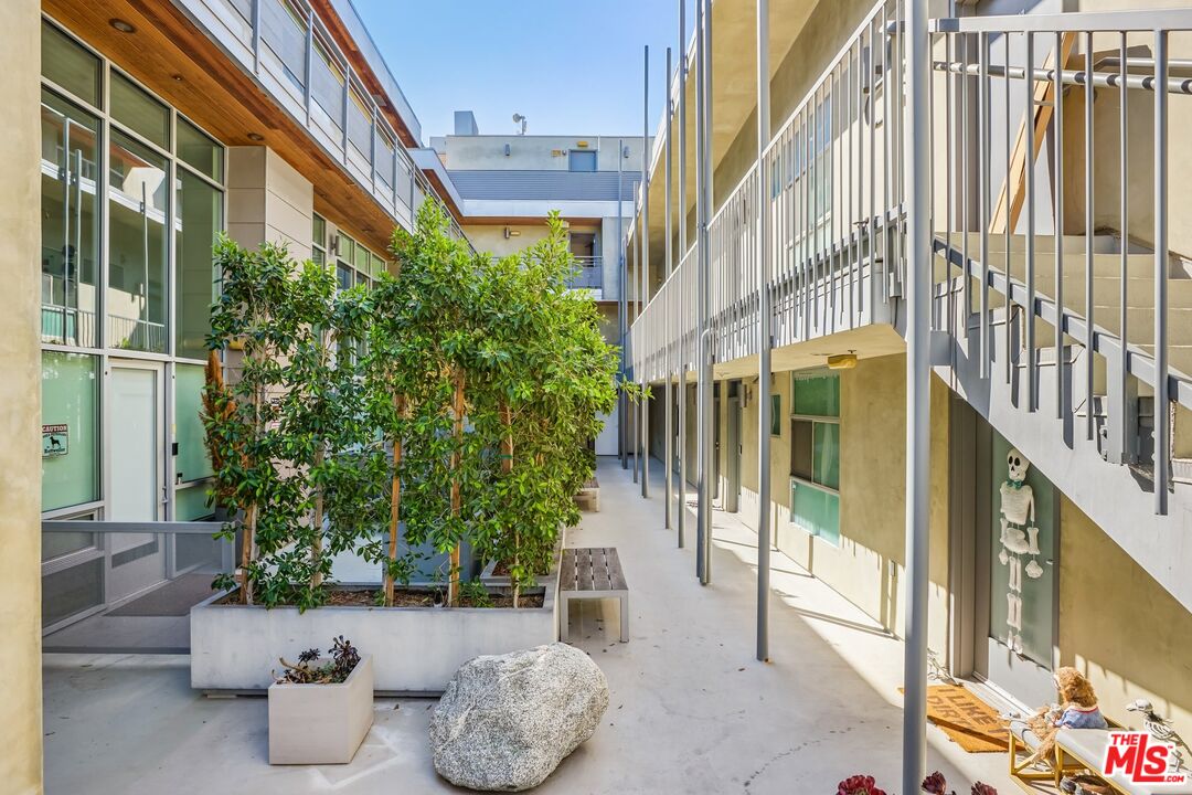 5806 Waring Ave Unit: 7