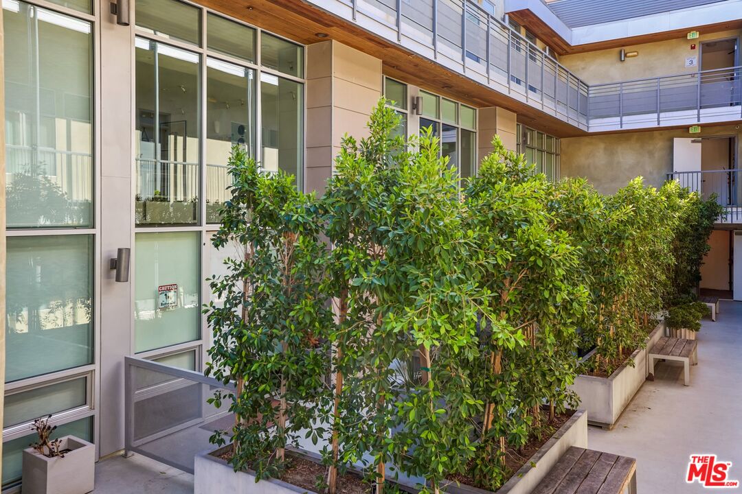 5806 Waring Ave Unit: 7