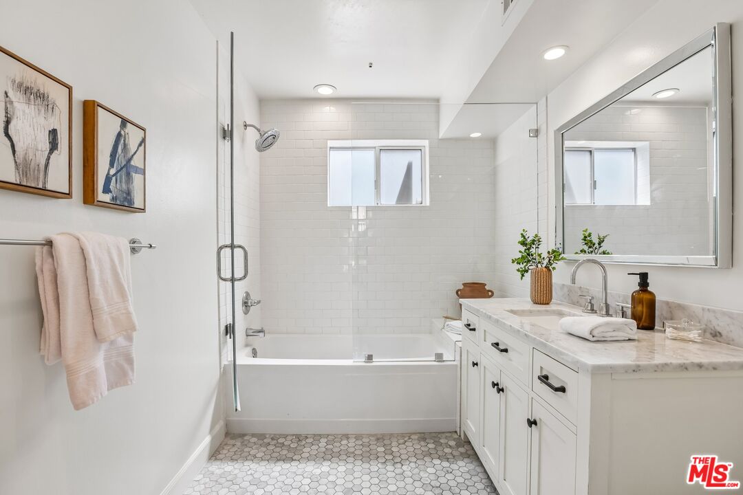 5806 Waring Ave Unit: 7