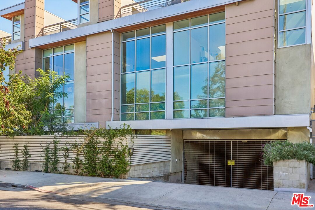5806 Waring Ave Unit: 7
