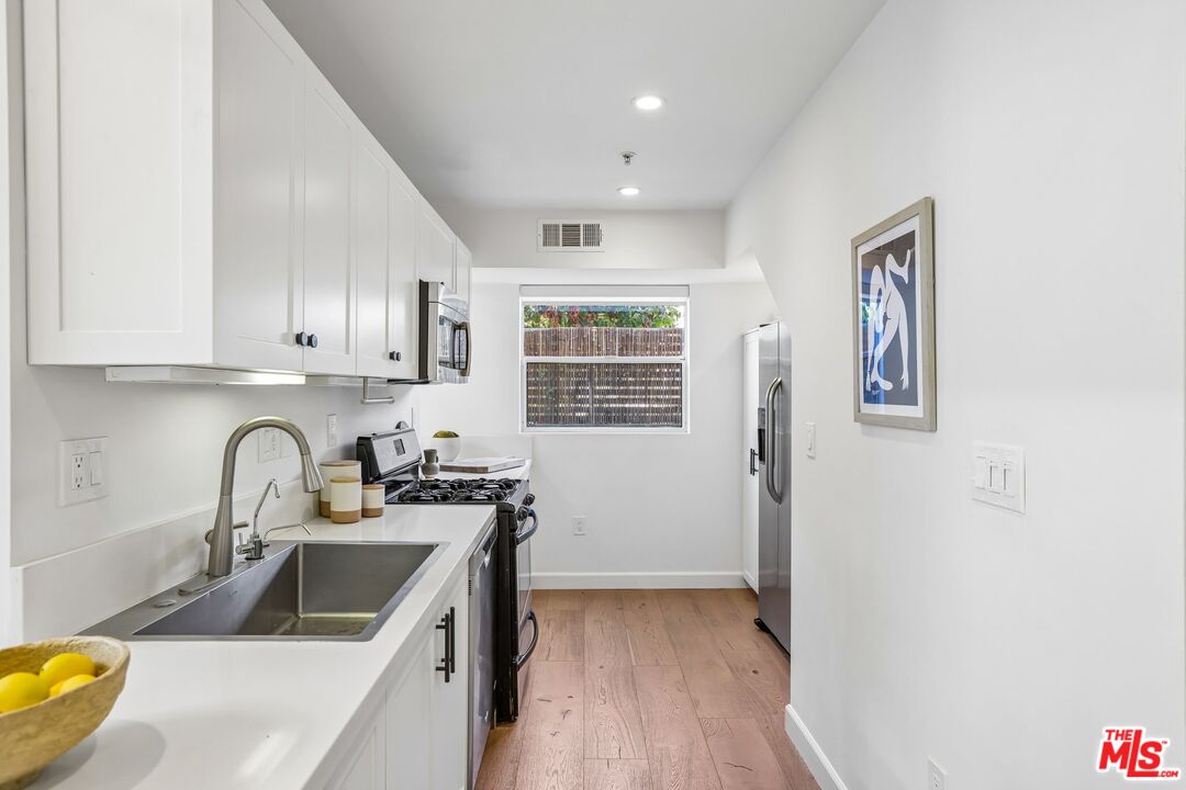 5806 Waring Ave Unit: 7