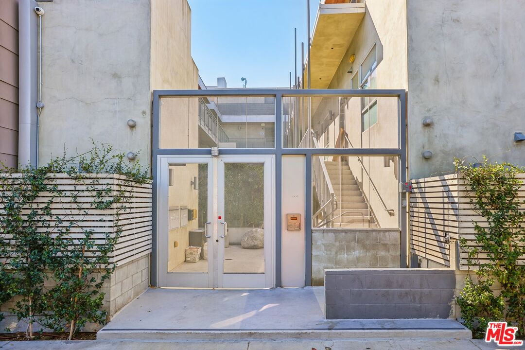 5806 Waring Ave Unit: 7