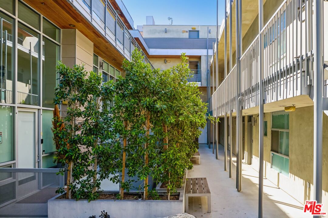 5806 Waring Ave Unit: 7