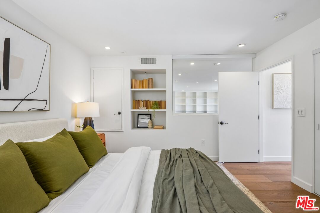 5806 Waring Ave Unit: 7