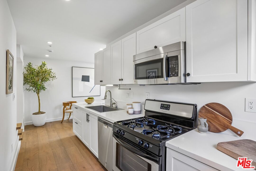 5806 Waring Ave Unit: 7