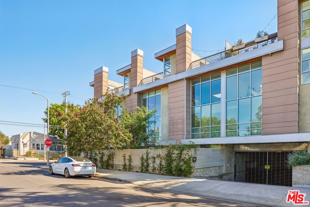 5806 Waring Ave Unit: 7
