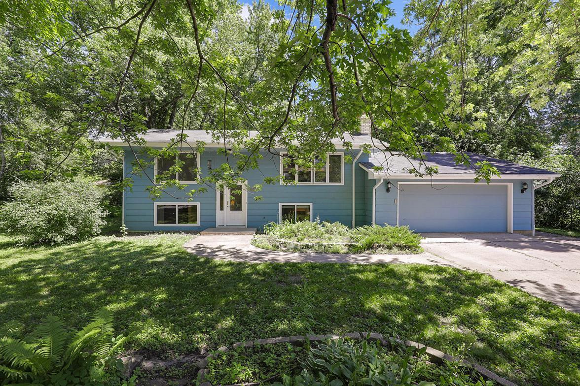 Spacious Home in Wayzata Schools, One Minute from 394