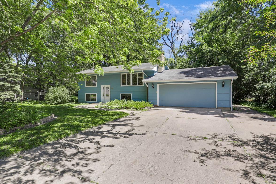 Spacious Home in Wayzata Schools, One Minute from 394