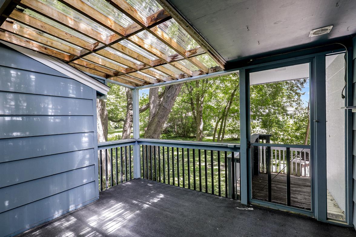 Spacious Home in Wayzata Schools, One Minute from 394
